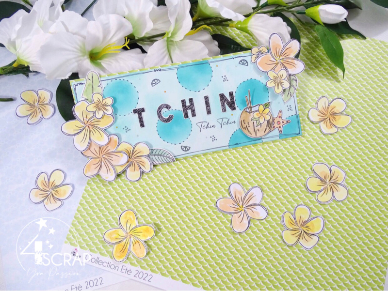 Carte allongée ou slim card de scrapbooking sur le thème de l'été avec des cocktails et de fleurs exotiques.