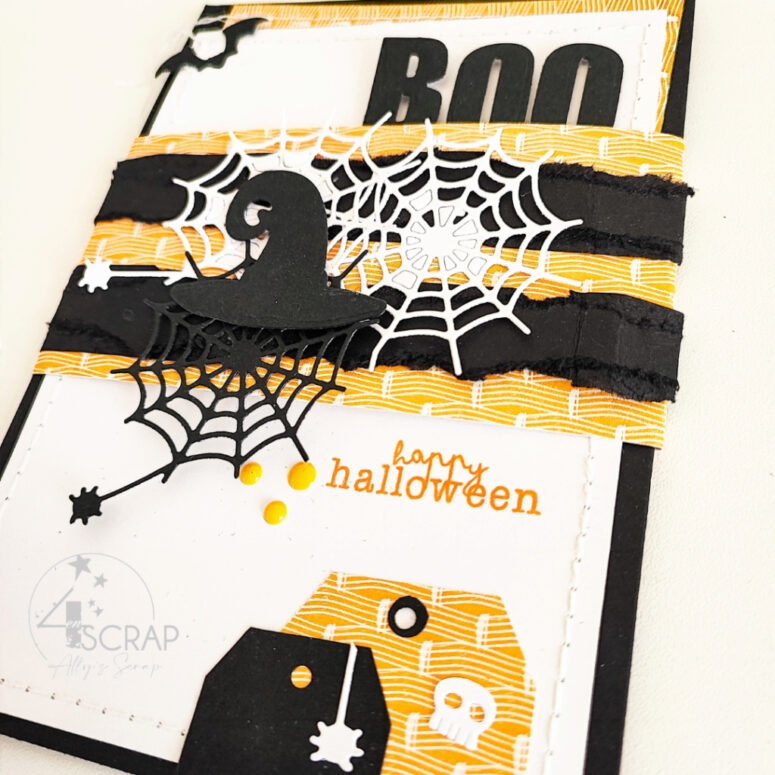 Carte de scrapbooking sur le thème d'halloween avec des toiles d'araignées, des chapeaux de sorcières...
