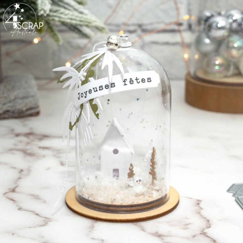 Création d'une décoration de table avec une cloche en verre, petits chalet, bonhommes de neige de 4enscrap