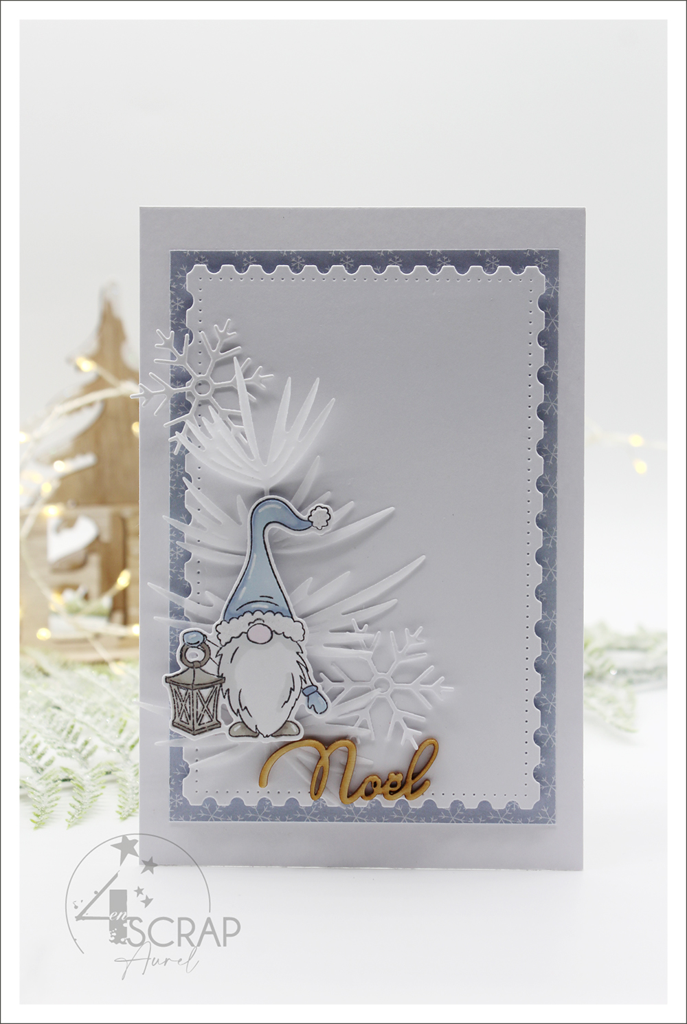Carte de scrapbooking sur le thème du froid et de l'hiver est un lutin gnome, des feuillages, des flocons de neige.