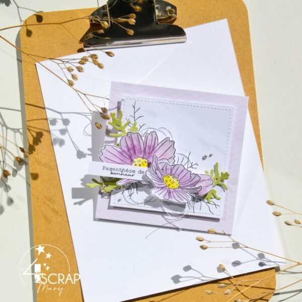 Carte de scrapbooking sur le thème du printemps avec des fleurs violettes cosmos