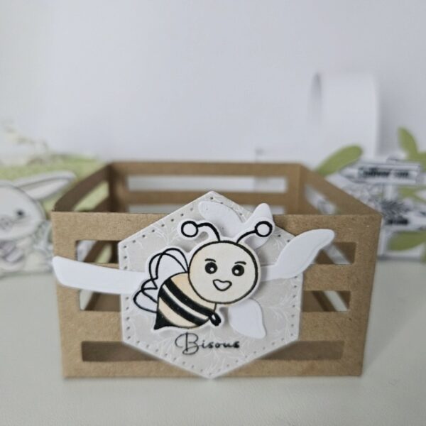 Petite boîte, caisse, panier de scrapbooking pour le printemps et paques, avec une abeille.