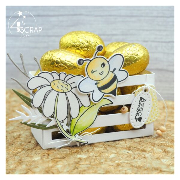 Petite boîte, caisse ou panier de scrapbooking pour y mettre les oeufs de paques, avec en décoration une abeille qui butine.