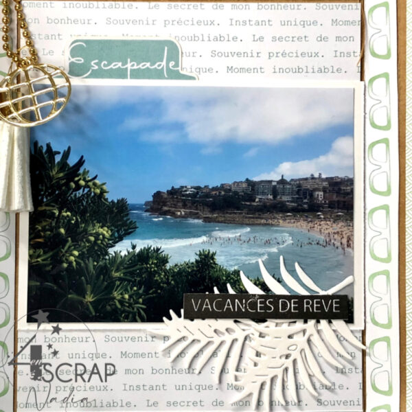 Mini album de scrapbooking sur le thème des vacances d'été, avec des souvenirs de voyages