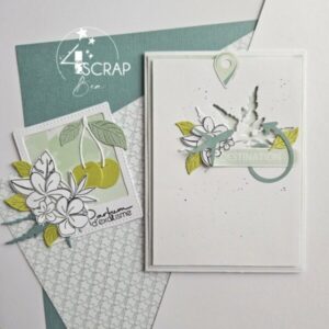 Carte de scrapbooking sur le thème de l'été avec des fleurs exotiques