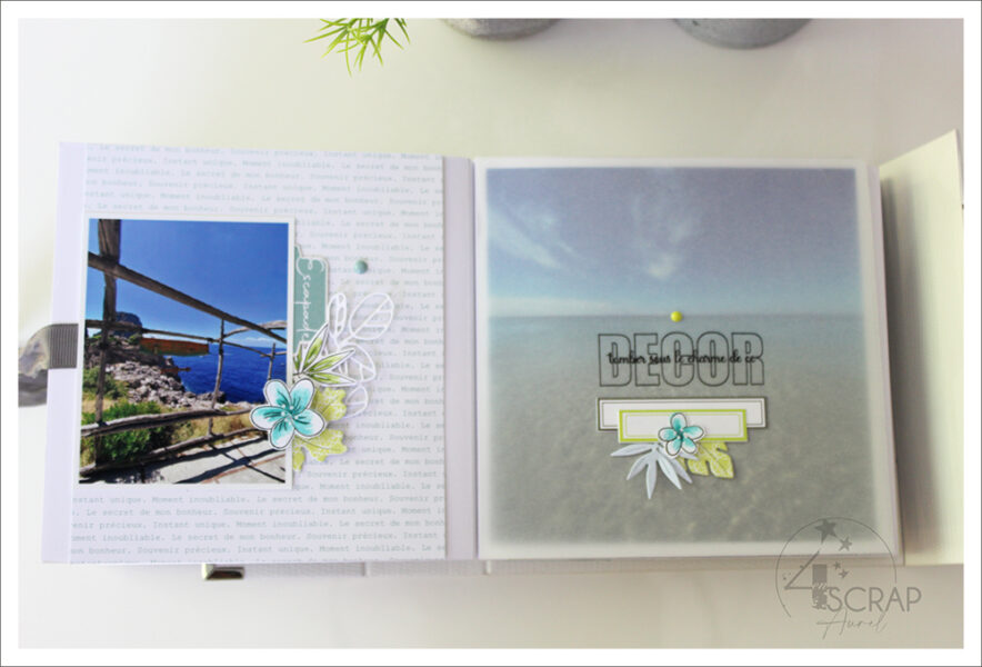 Mini album de scrapbooking sur le thème des vacances d'été, avec des souvenirs de voyages