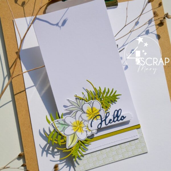 Carte de scrapbooking sur le thème de l'été, avec des feuilles et une couronne de fleurs exotiques jaunes et vertes