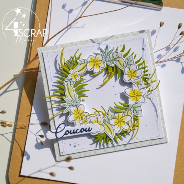 Carte de scrapbooking sur le thème de l'été, avec des feuilles et une couronne de fleurs exotiques jaunes et vertes