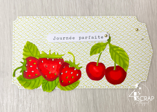 Etiquette cadeau de scrapbooking sur le thème des fruits rouges (fraises et cerises) de l'été.