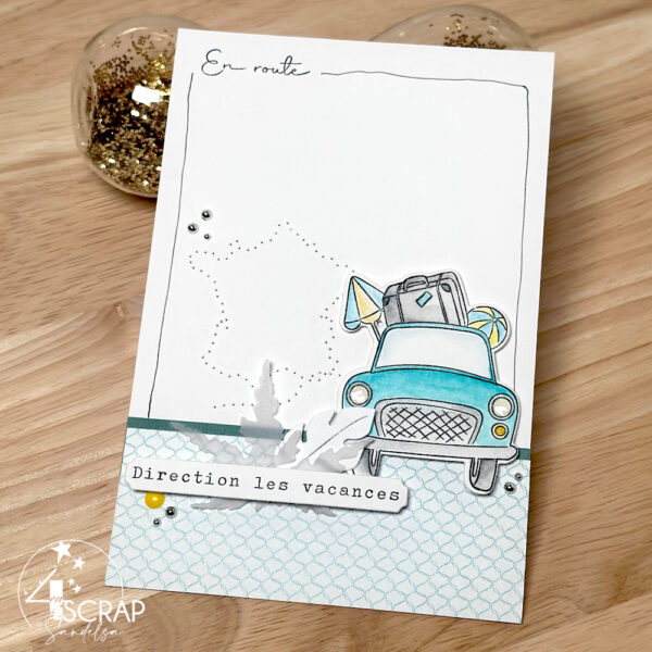 Carte de scrapbooking sur le thème de l'été et du voyage, avec une carte de la France et une voiture avec des valises