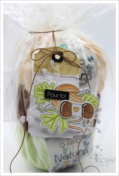 Co automne 23 4enSCRAP. Etiquette pour emballage cadeau, sur le thème du crochet, avec feuillages d'automnes.
