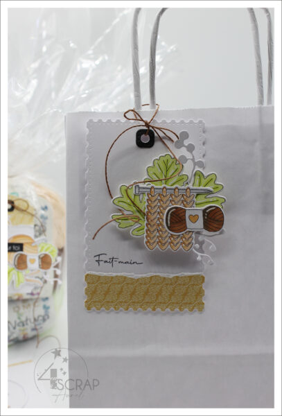 Co automne 23 4enSCRAP. Etiquette pour emballage cadeau, sur le thème du tricot, avec feuillages d'automnes.