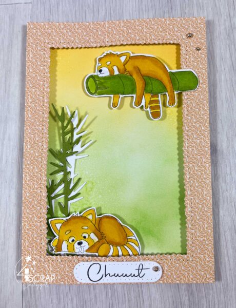 carte avec effet dégradé de couleurs jaune et vert en fond. pandas roux qui dorment et bambous en relief
